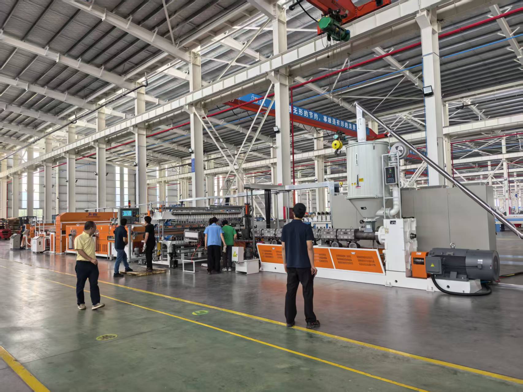 成都施工安全围栏 PP 格子板生产线 建筑临时用房隔板 PP 格子板设备品牌