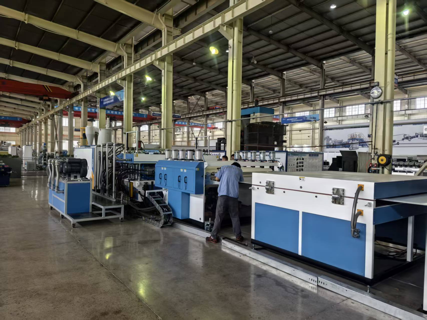 四川高端周转箱 PC 格子板生产线 车间分区隔断 PC 格子板设备厂家