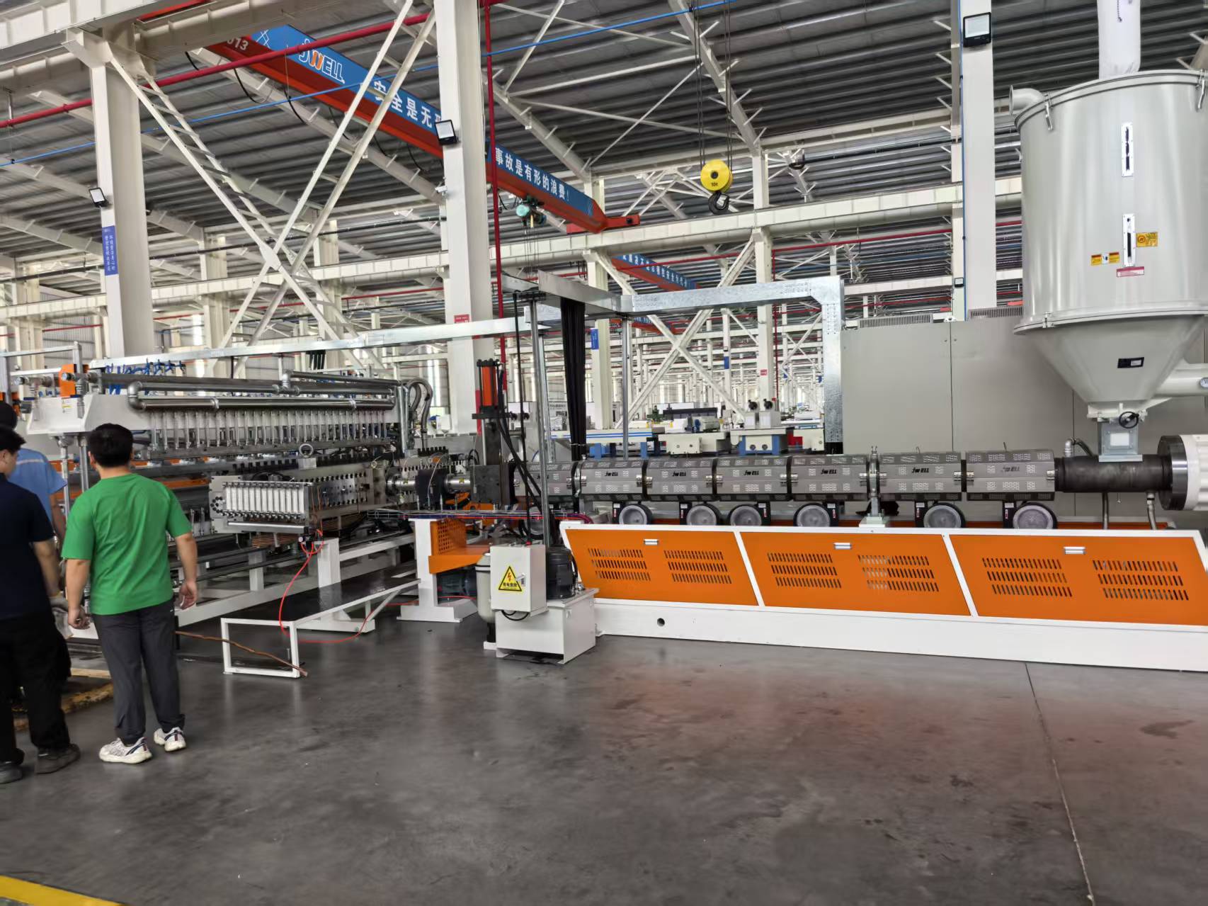 四川施工安全围栏 PC 格子板生产线 庭院防护围栏 PC 格子板设备供应