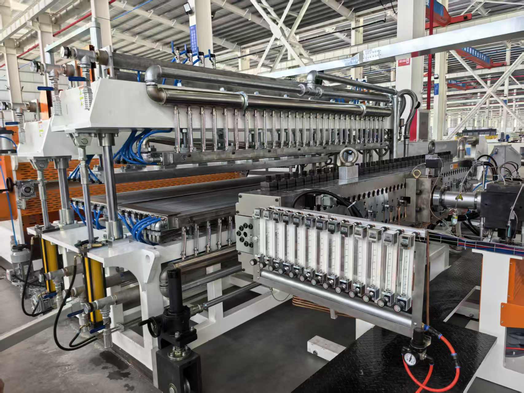 四川广告灯箱PC阳光板生产线 高产量 PC 格子板挤出设备厂商