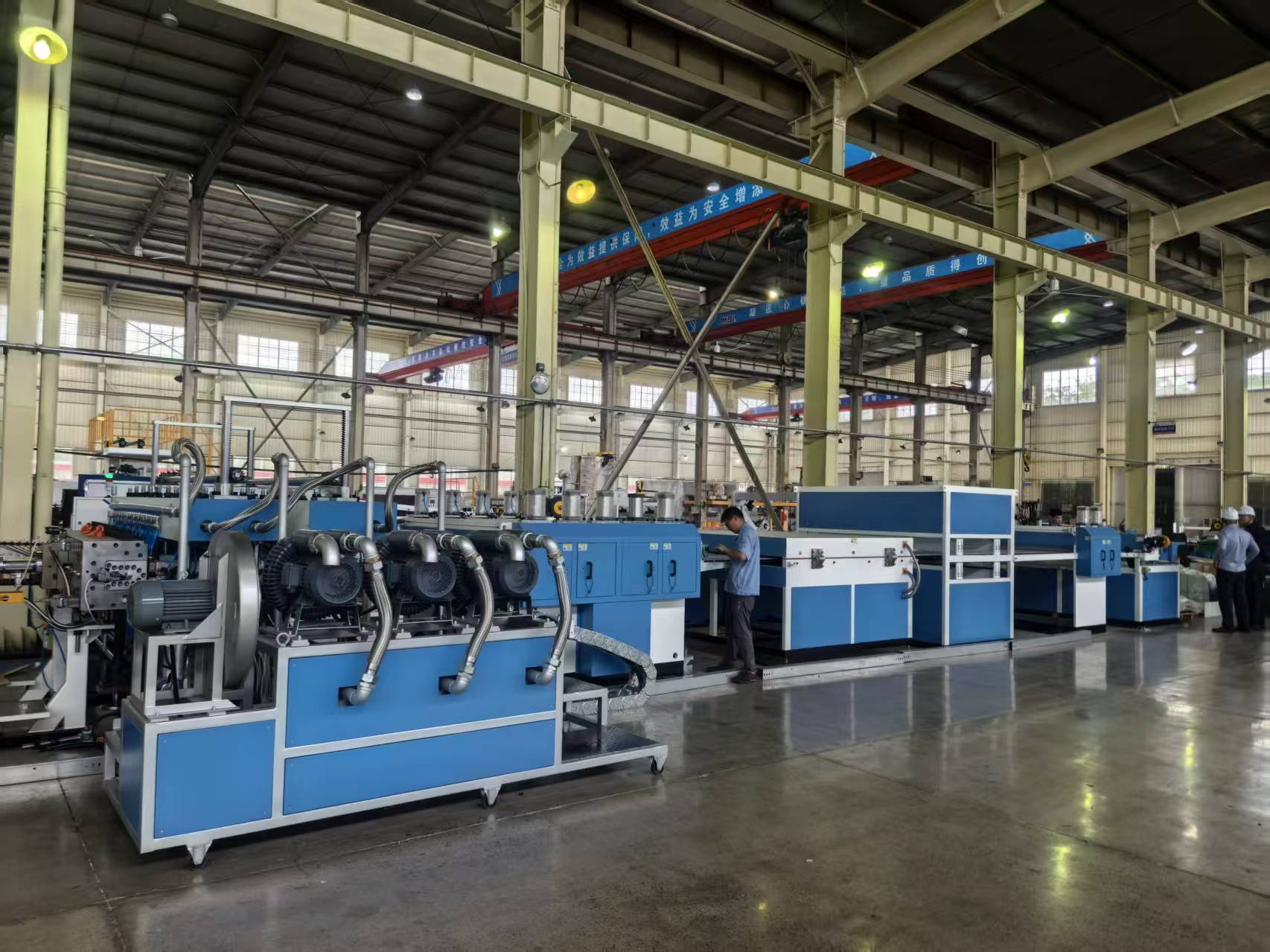 四川施工安全围栏 PC 格子板生产线 按需定制 PC 格子板生产线生产厂家