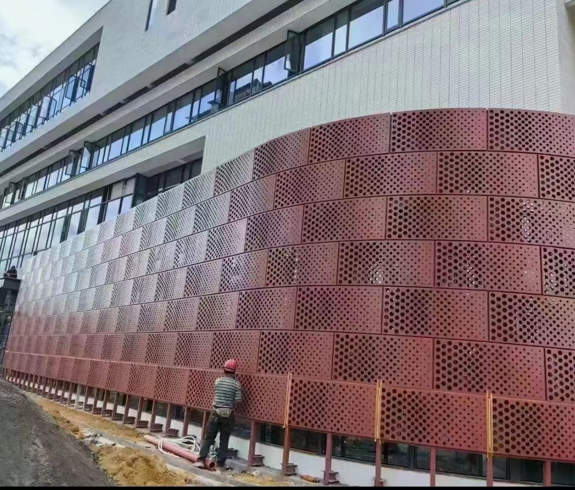 金霸泰商场外墙铝板脱模剂工程包梁