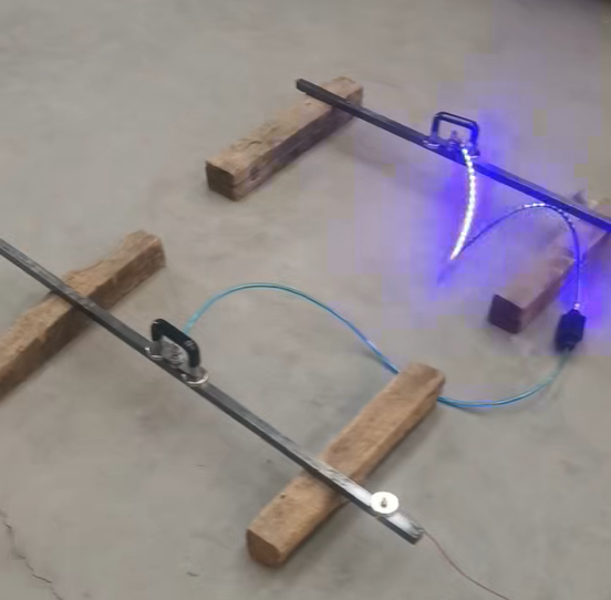 发光的短路铜线