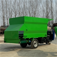 肉牛场自动撒料车 牛羊圈舍自走式添草车 柴油大马力撒草车