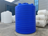 湖北塑料水箱厂家生产10吨PE消防桶采用滚塑一体成型工艺的圆柱形塑胶水塔