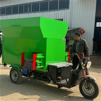 双侧出料喂牛羊电动车 自走式省心喂料车 牛羊养殖用撒料车