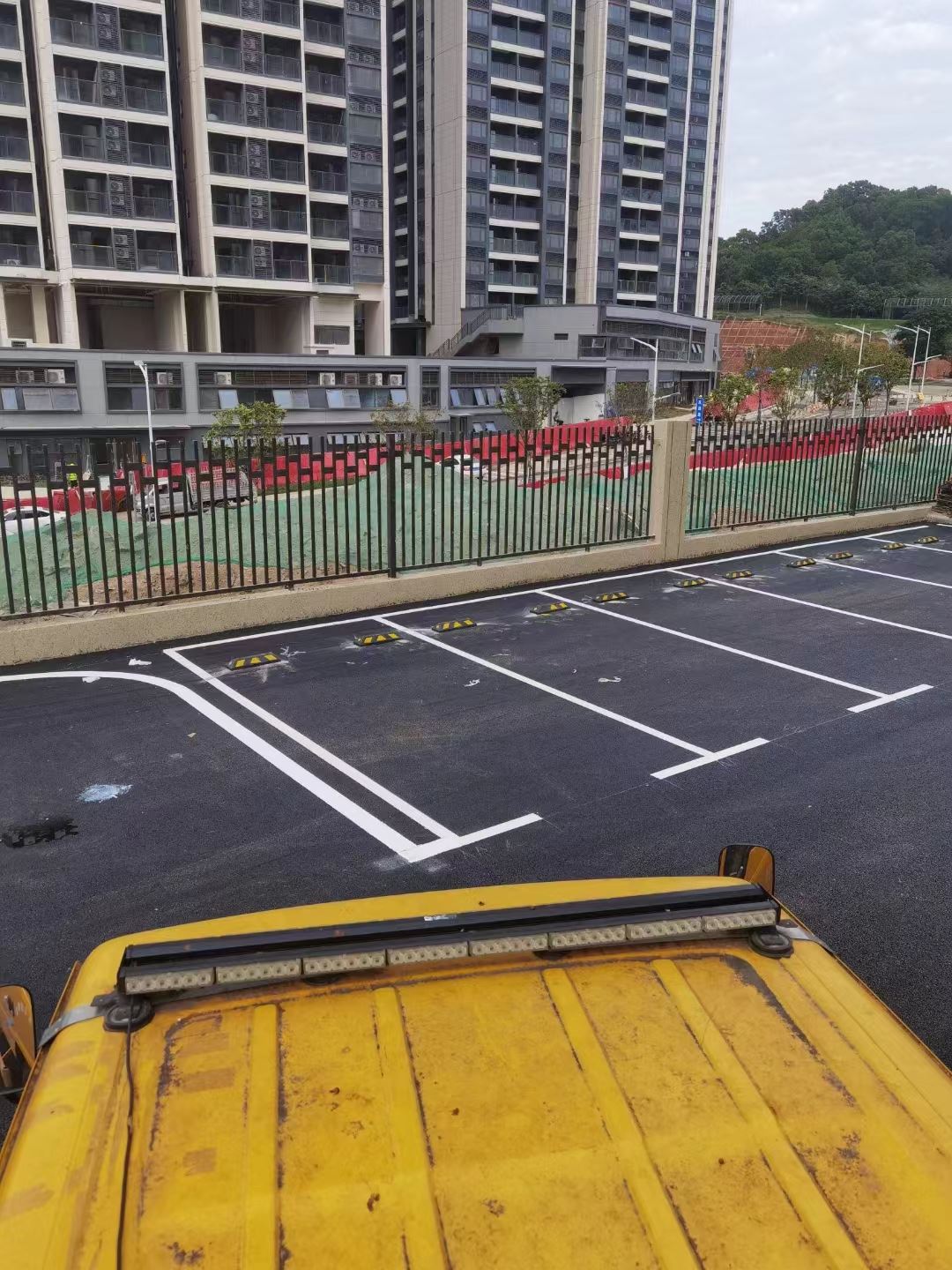 东 莞 承接交通 小区热熔划线 停车位工程施工 弯标识涂鸦