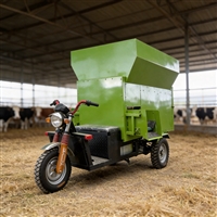 奶牛饲养自动喂料车 柴油四轮草料投料车 养牛养羊饲料撒料车