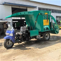 牲畜养殖喂料车 牛羊饲草抛撒车 柴油动力强劲喂草车