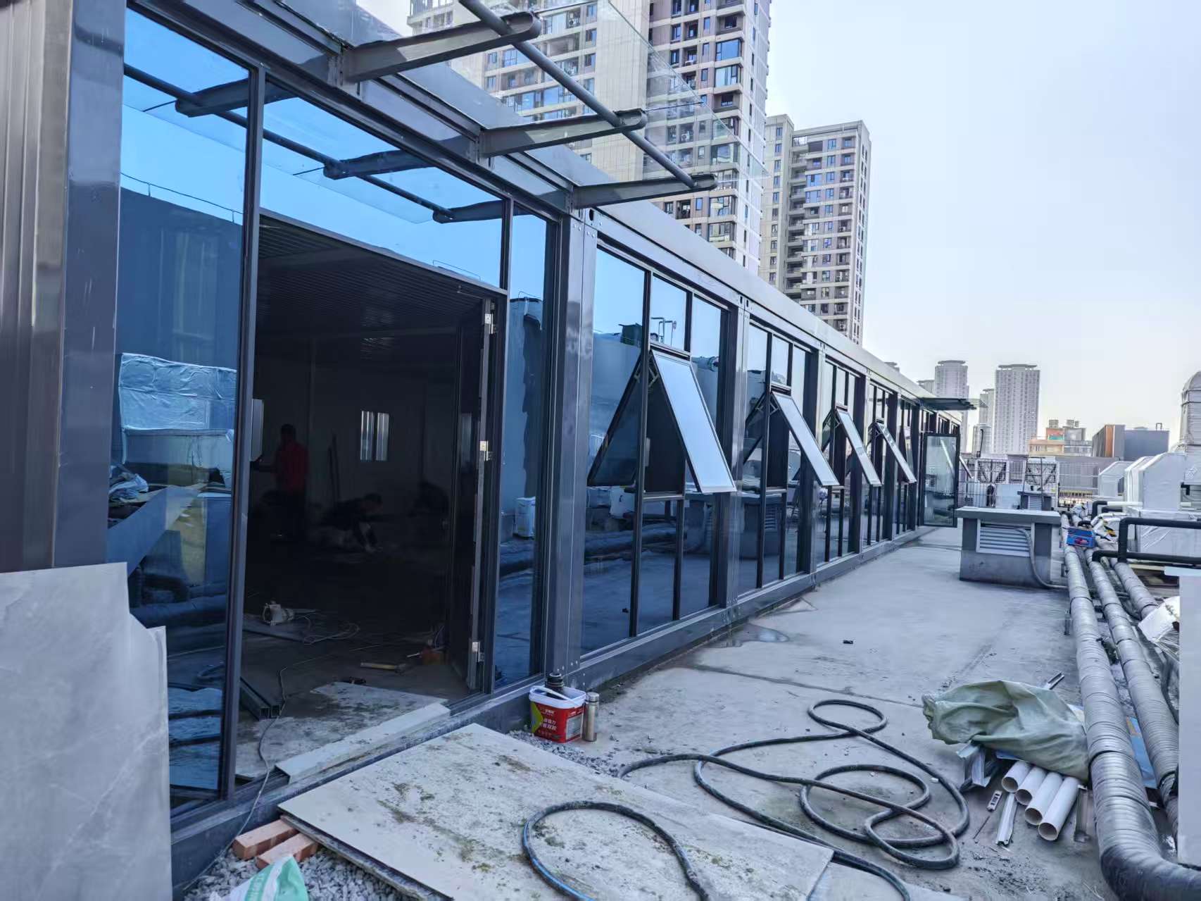 鑫盛活动房 乐清彩钢房龙湾打包箱 彩钢围挡安装 玻璃幕墙安装