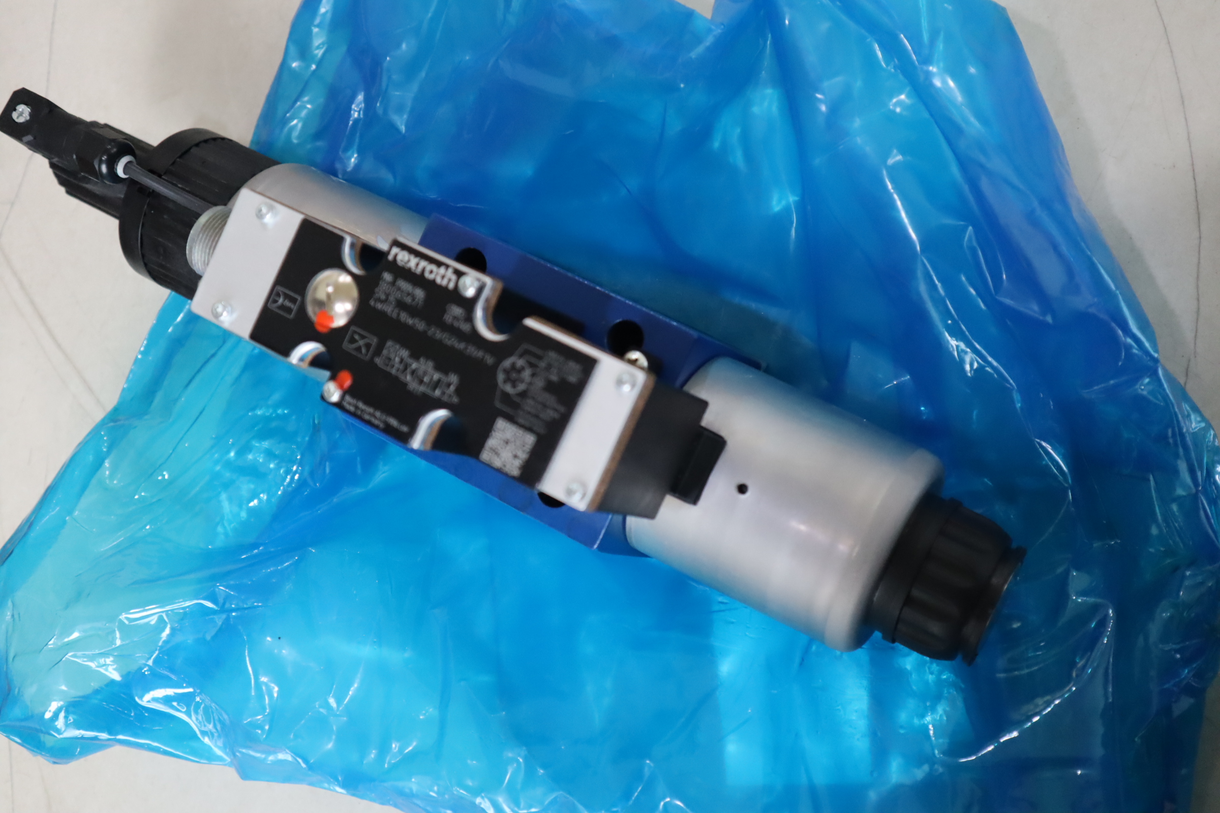 R900949806 4WREE10W50-2X/G24K31/F1V 德国力士乐REXROTH 比例阀