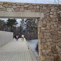 城乡改造锈色蘑菇石-街道铺路片石雕塑制作装饰