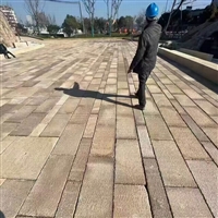公园景墙黄色板岩铺地片石-芝麻灰碎拼石增添空间野趣