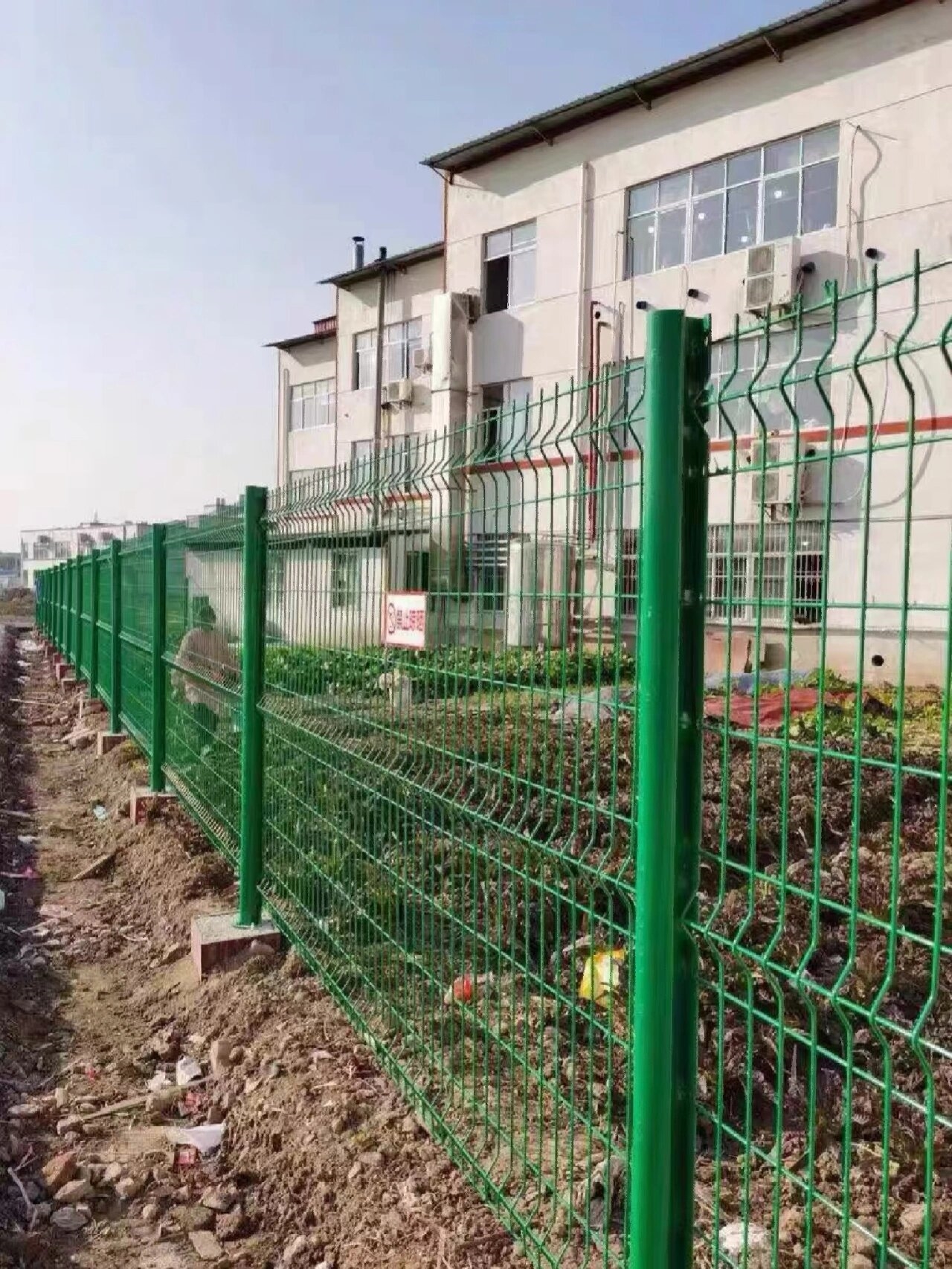 桃型柱护栏网 三角折弯防攀爬隔离栅 小区厂区围墙防护网