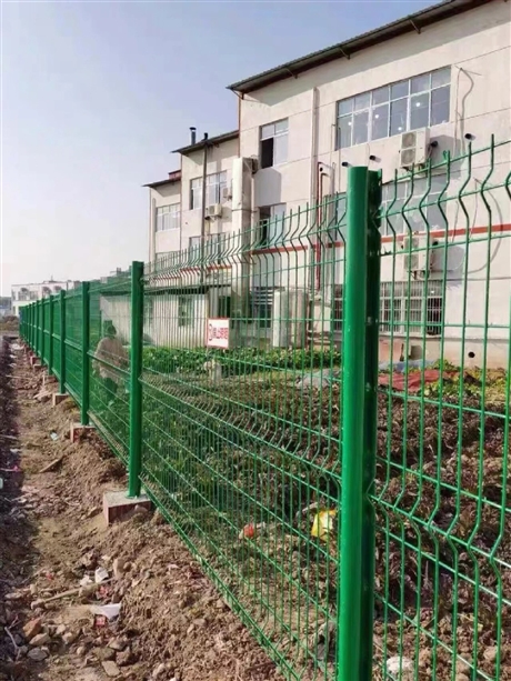 桃型柱护栏网 三角折弯防攀爬隔离栅 小区厂区围墙防护网