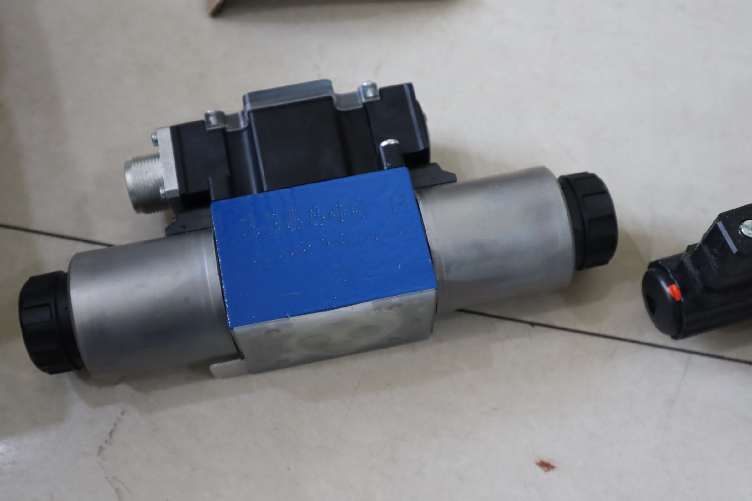 R900913454 4WRAEB6E15-23/G24N9K31/A1V 德国力士乐REXROTH比例阀