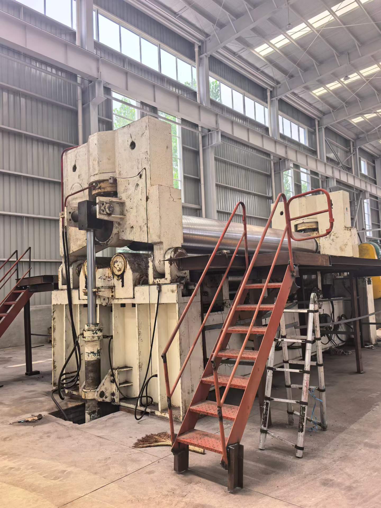 出售一台40X6米液压上辊卷板机，聊城提货