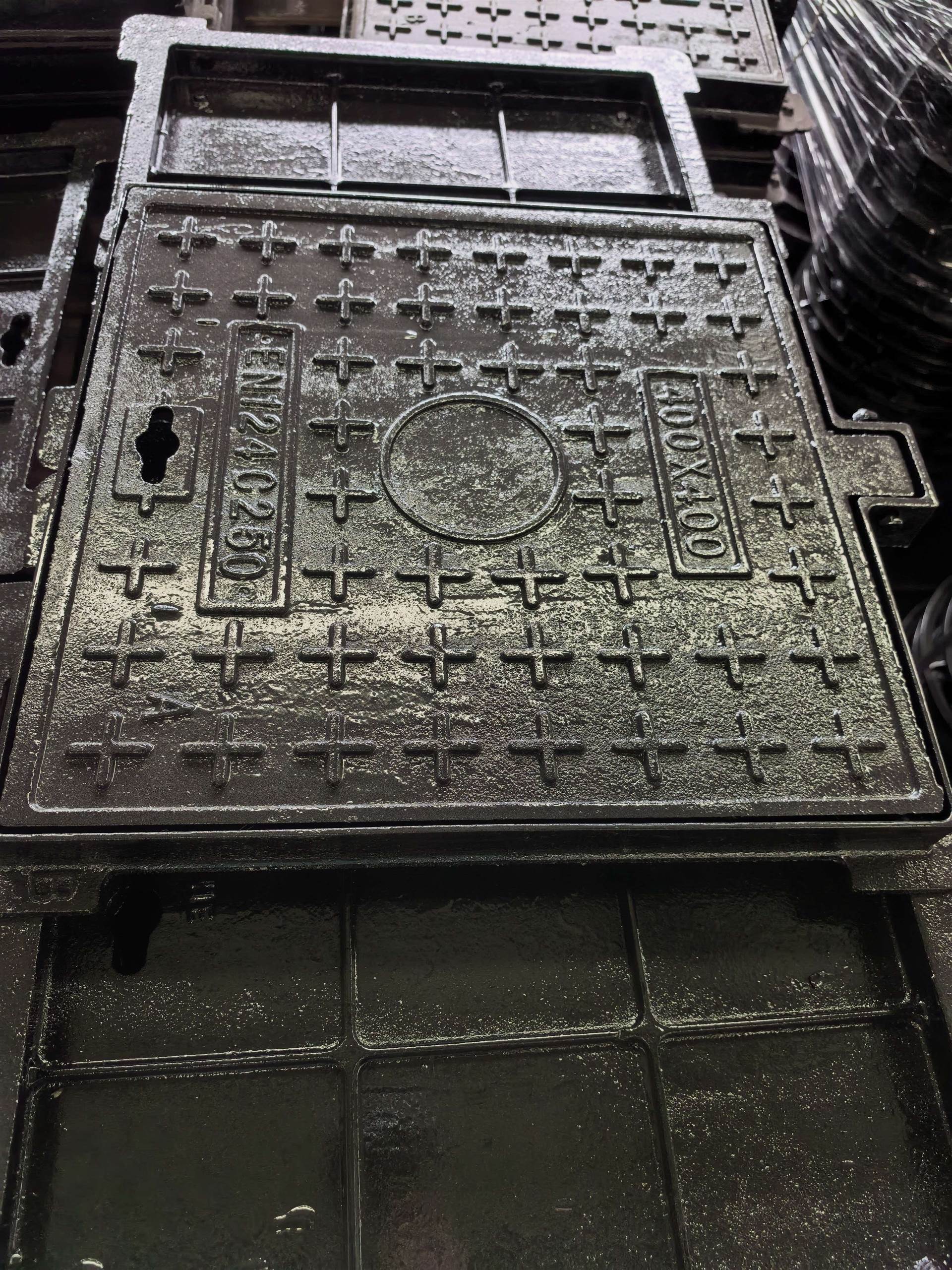 400x400 C250球墨铸铁井盖 小区次干道绿化带专用重型方形井盖