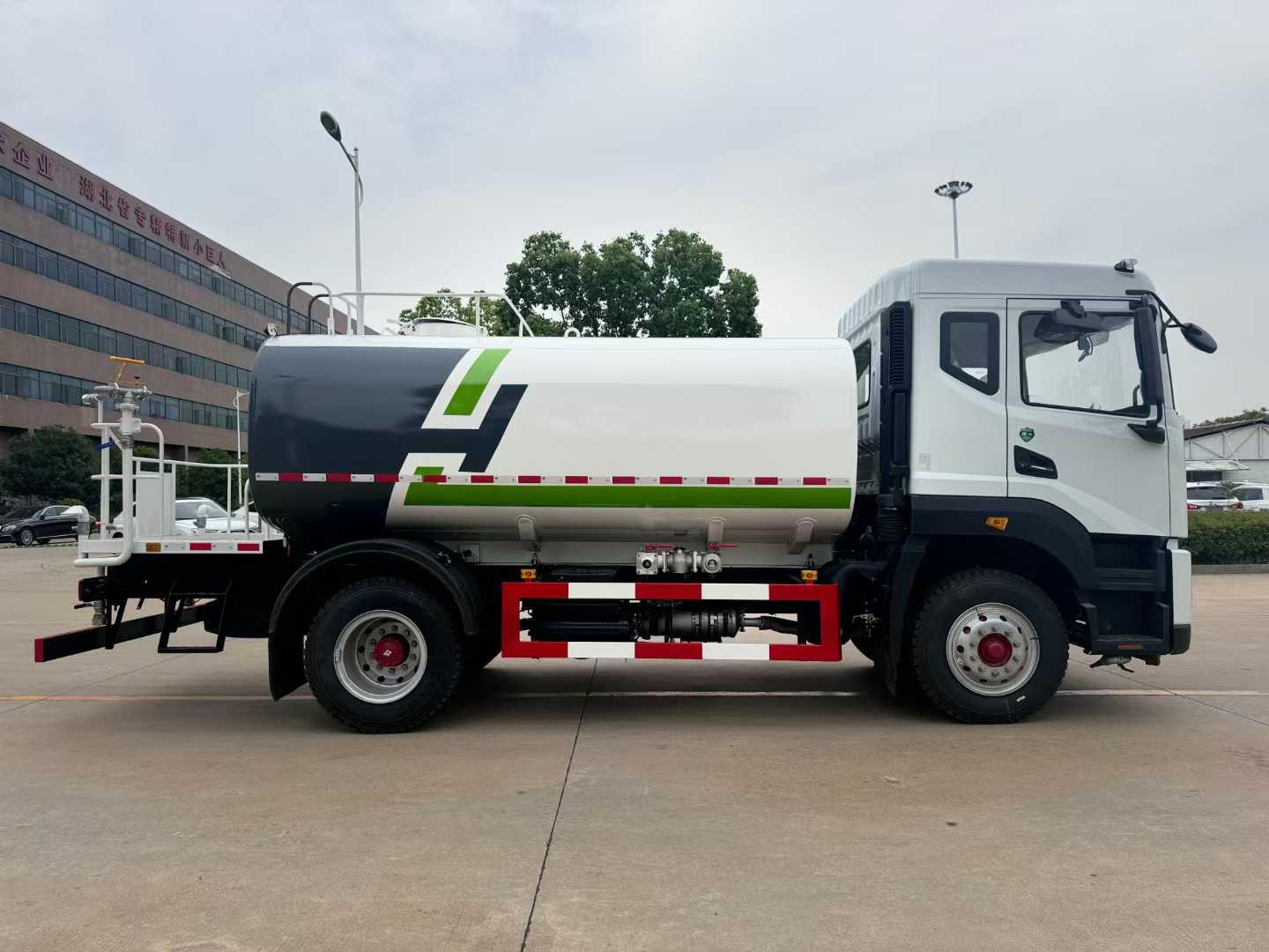 路面洒水降尘东风多利卡12方洒水车  主动避让行人