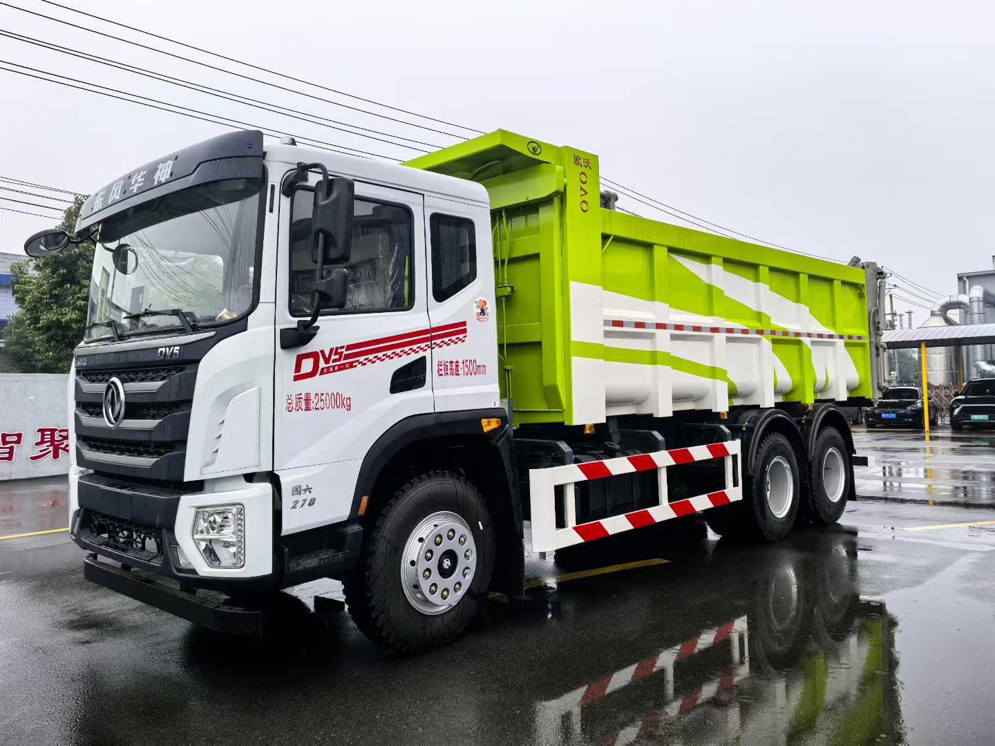 中洁牌东风华神污泥自卸车  箱体双油缸举升平篷布，高篷布，翼展盖，对开盖可选