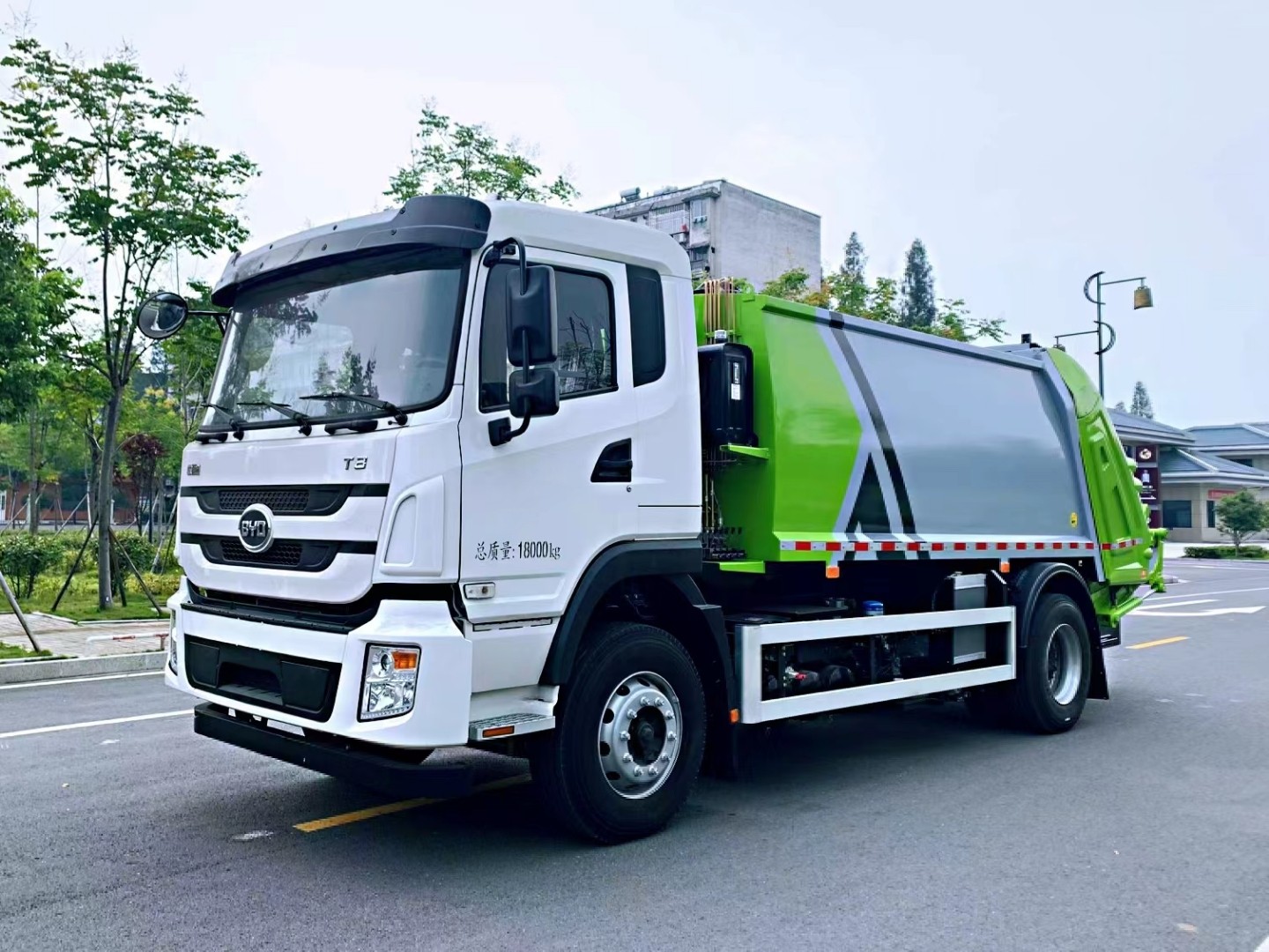 跃进纯电动压缩垃圾车  宁德时代电池故障率低，使用寿命长