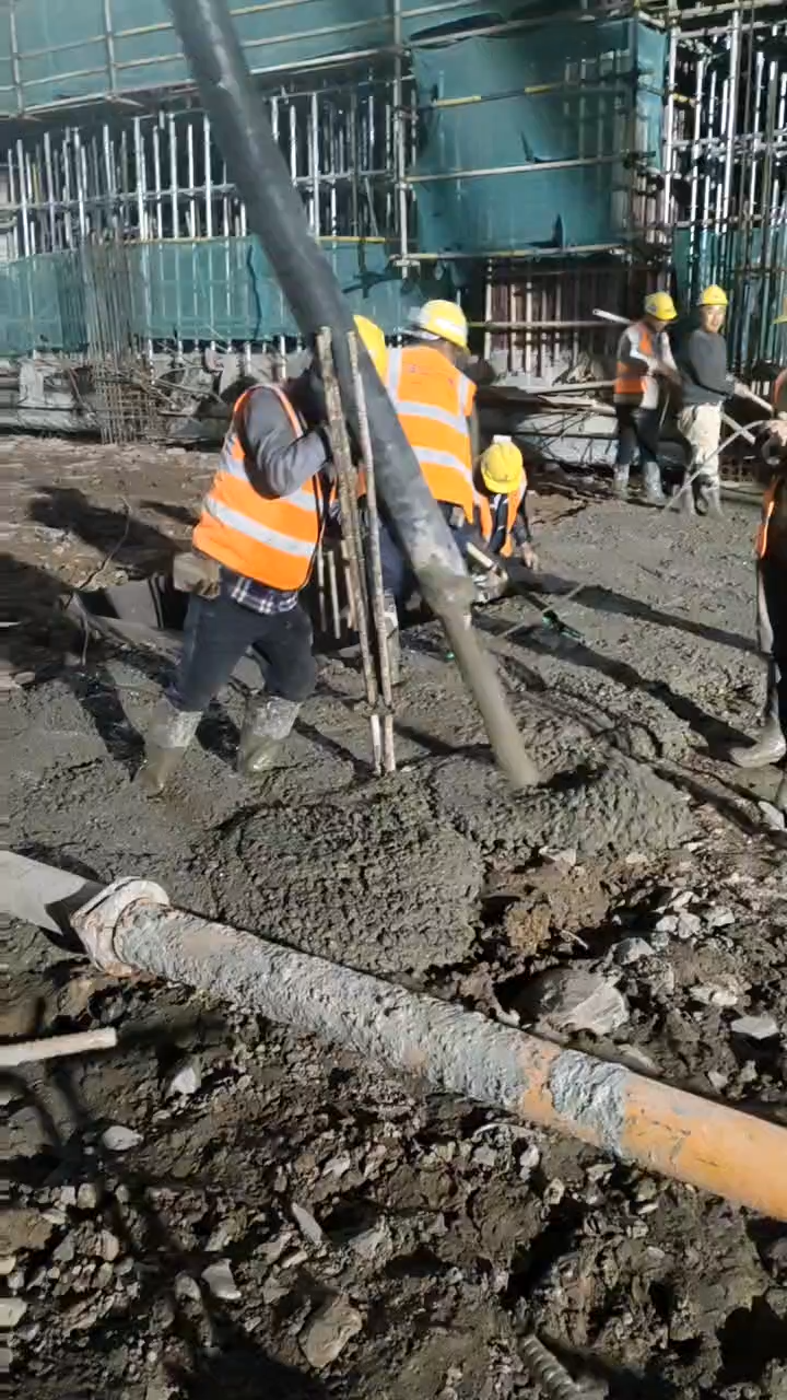 15米液壓混凝土布料機安裝完成，連夜投入施工中 視頻